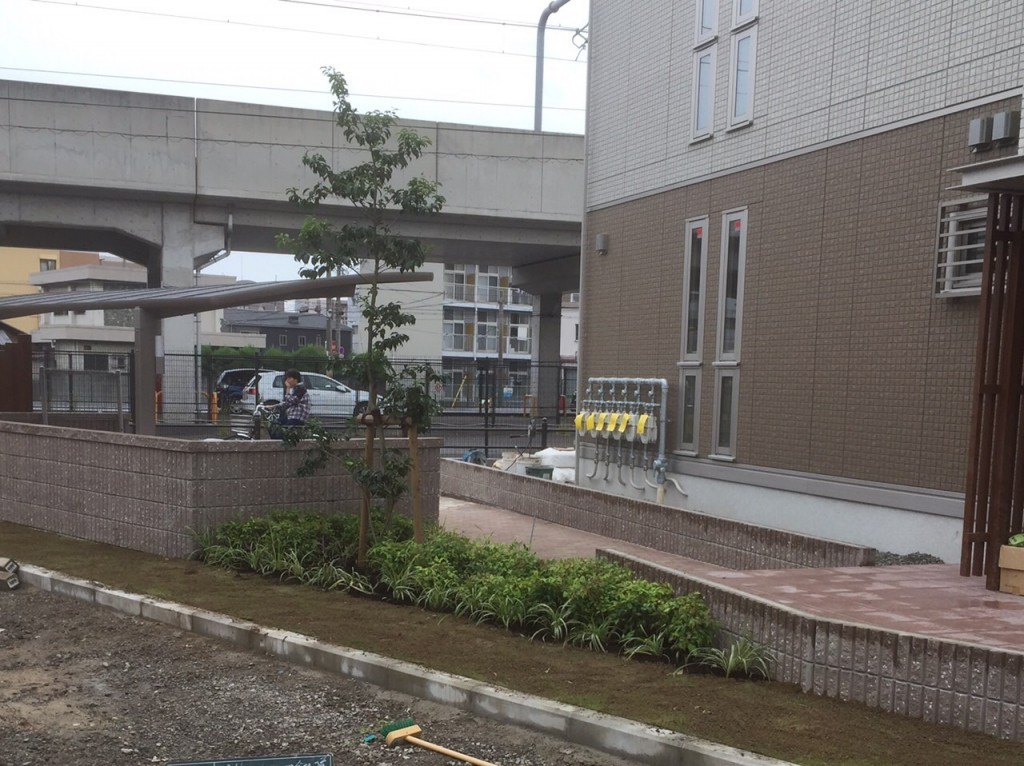 大阪　大阪市住吉区　マンション　植栽工事(植木の植え付け）