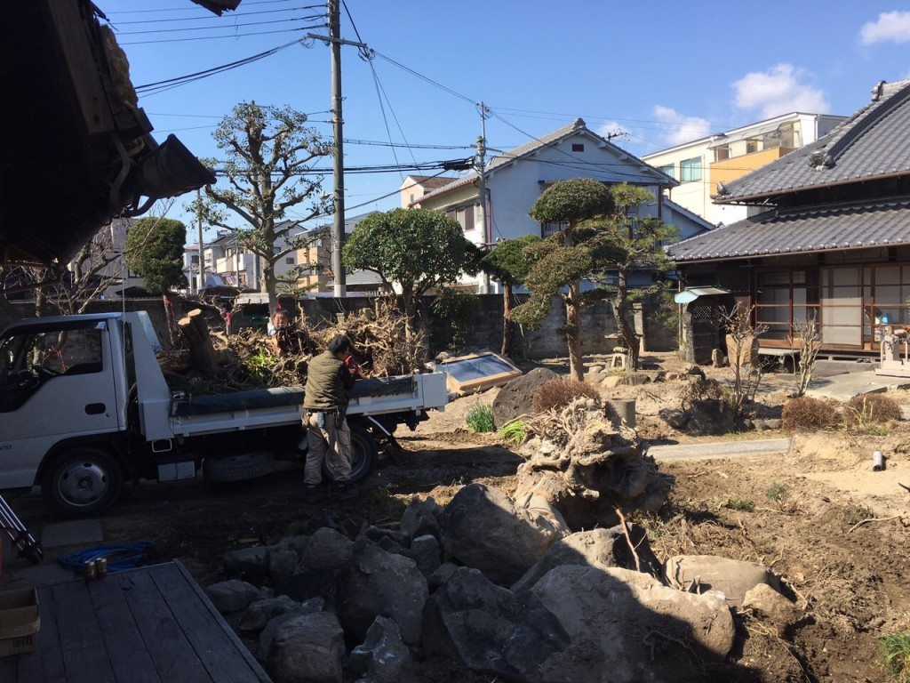 大阪　大阪市東淀川区　庭のリフォーム、庭石すえつけ、植木の植え付け