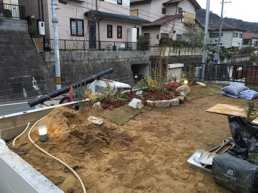 兵庫　川西市　庭造り、植栽工事（モミジ、ソヨゴ、常緑ヤマボウシ）