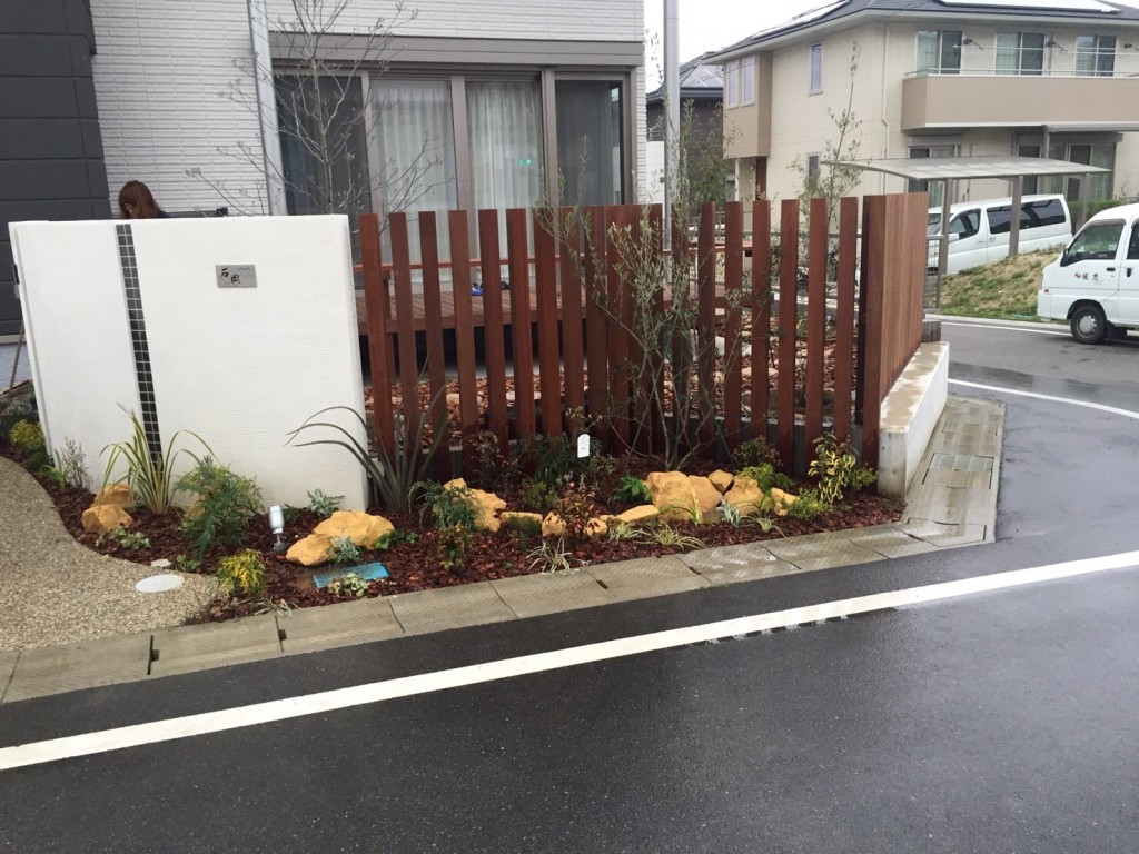 大阪　富田林市　Ｉ様　門周りの庭造り（ロックガーデン）