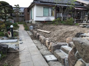 大阪　泉佐野市　和風の庭のリフォーム、くずれ石の目地入れ作業