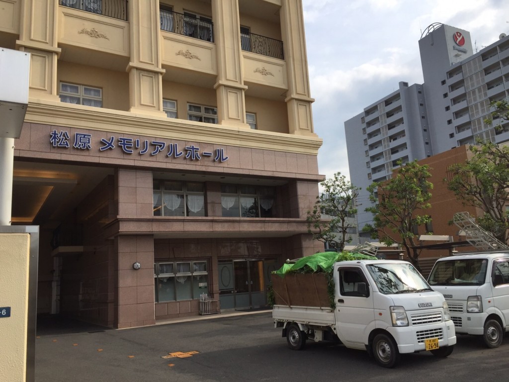 大阪　松原市　メモリアルホールの植木の剪定