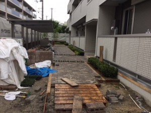 大阪　大阪市城東区　マンションの植栽工事（植木の植え付け）