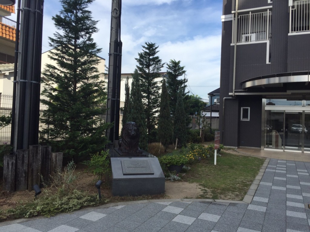 大阪　高石市　マンションの庭の管理（植木の剪定、芝刈り）