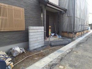 大阪　堺市大美野　庭造り、外構工事、玄関周り門柱工事