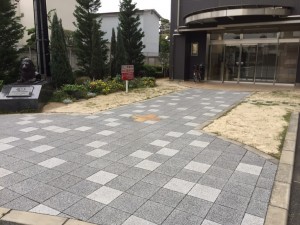 大阪　高石市　ライオンズマンションの庭の管理、植木の剪定