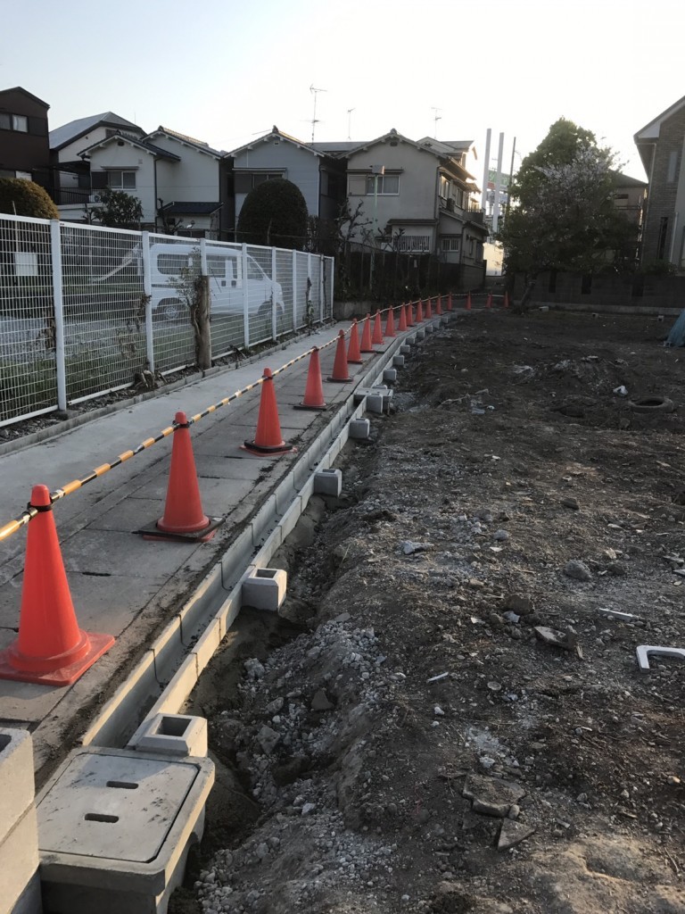 大阪　堺市鳳　大型駐車場つくり、本日、U字溝据え付け工