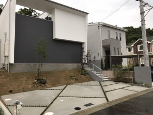 大阪　箕面市箕面森町　庭つくり、植木の植え付け、外構工事　９割完了いたしました。